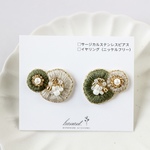 アシンメトリーな花のビーズ刺繍ピアス/イヤリング/ノンホールピアス（アイボリー×カーキ）くすみカラー/ニュアンス
