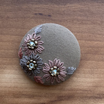 ビーズ刺繍くるみボタン（ヘアゴム/ブローチ）