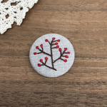 刺繍ブローチ(野ばらの実)