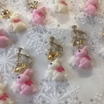 紅白雪待ちうさぎチョコ耳飾り