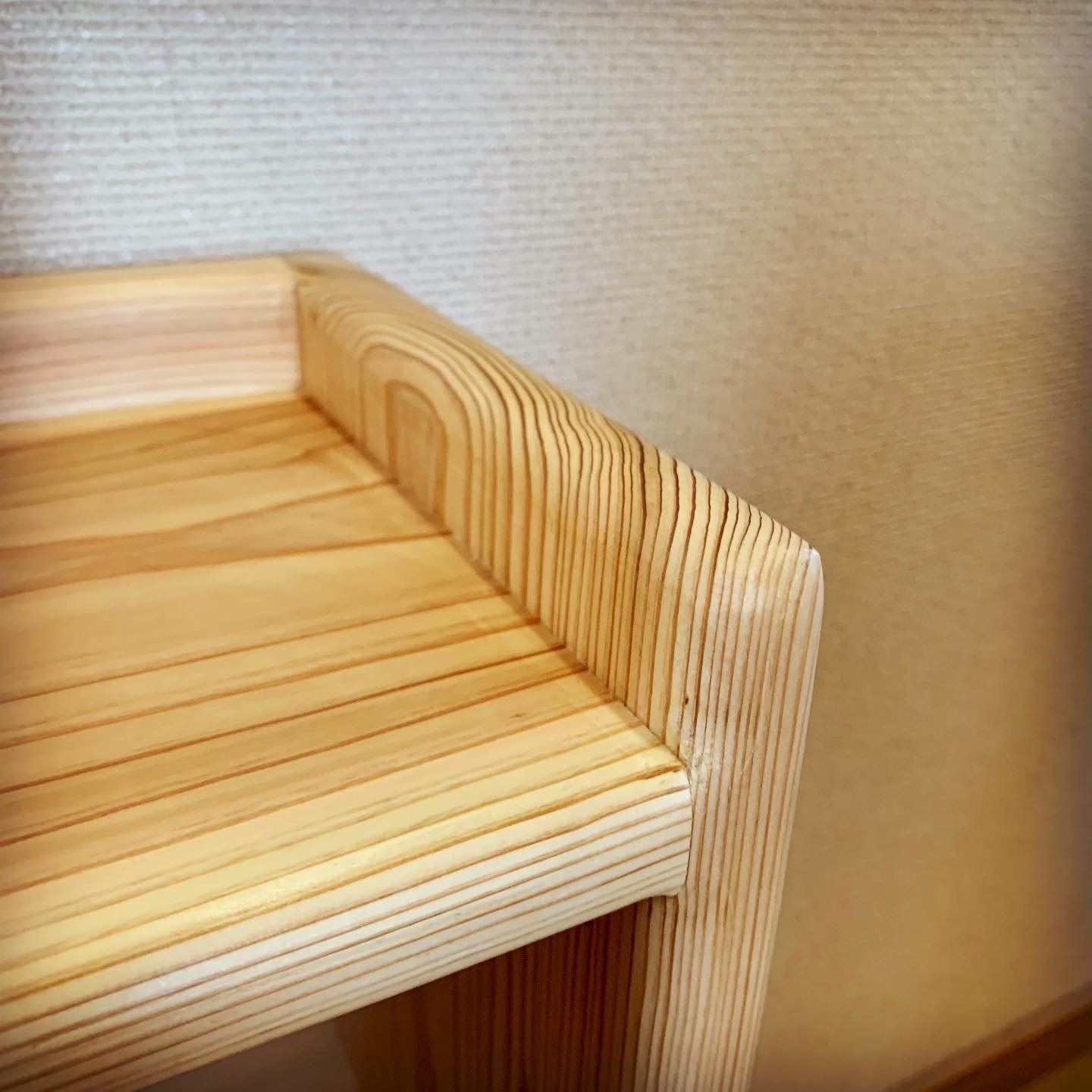 杉のハンドメイド 新作「角のない優しいシェルフ」無垢 収納 本棚 ラック 杉の天然木 ブックシェルフ 新作「角のない優しいシェルフ」無垢