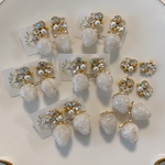 [earring] natural color いちごちゃん×スワロ くすみホワイト