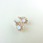 ホワイトシャンデリーノンホールピアス