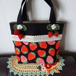 イチゴ柄のトートバッグ