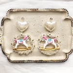 ❤️再販④❤️ 木馬のアクセサリー　お花畑　ピアス　イヤリング　ブローチ　木馬　メリーゴーランド　ユニコーン　昭和レトロ　レトロ　レトロポップ　ファンシー　大ぶり　