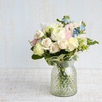 【生花】おまかせブーケとフラワーベースセット　　白とピンクと水色ミックス
