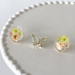 𝕜𝕦*𝕞𝕠𝕞𝕠𖦥⚘𖡡ちょうちょ🦋と小さな石ころ レジン フラワー ピアス