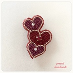 3つの赤いハート　ビーズ刺繍ブローチ