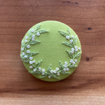 刺繍くるみボタン（ヘアゴム／ブローチ）
