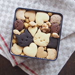 「ねこたちとLOVE♪チョコサンドクッキー缶」（M）【期間限定缶】