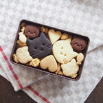 「ねこたちとLOVE♪チョコサンドクッキー缶」（S）【期間限定缶】