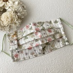 リバティプリント使用【ジョセフィンズ ガーデン】プリーツマスク　チャーム付（ノーズワイヤー、フィルターポケット付きマスク　不織布マスクカバーにも）