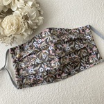 リバティプリント使用【ブライトンブロッサム】プリーツマスク　チャーム付（ノーズワイヤー、フィルターポケット付きマスク　不織布マスクカバーにも）