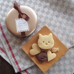 「ねこたちとLOVE♪プチギフト缶」（白猫）【期間限定缶】