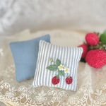 苺の刺繍　ドール用ミニクッション(２個セット②)  ブライスアウトフィット