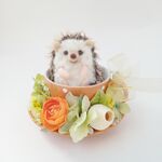 『ハリネズミのナチュラルグリーンリース風カップアレンジ』アーティフィシャルフラワー羊毛フェルト　動物病院　開院祝い　母の日　ペットのお悔やみ