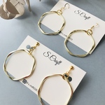 ハンドメイド　ひねりリングフープ　ピアス／イヤリング　ゴールド