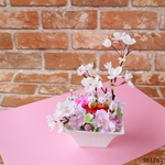 ～共に花見を～　ひな祭りアレンジメント【アーティフィシャルフラワー】お雛様　桃の節句　春ギフト　お祝い