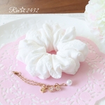 春夏にオススメ☆フラワー柄/刺繍入り☆ダブルガーゼのシュシュ☆オフホワイト/白(チャーム付き)