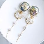 お花レジンと揺れるジルコニアチャームのピアス/イヤリング