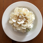 ダリアとマムのコサージュ＊クリーム＊ケース付