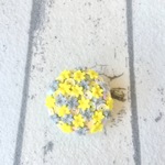 小さなお花畑のまるいブローチ黄色