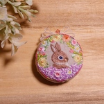 ウサギとお花のふっくら刺繍ブローチ