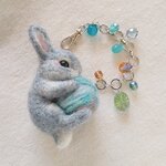 ウサギと毛糸玉 バッグチャーム(Sサイズ)