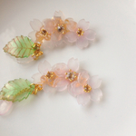 白色 ゆらゆら花びら桜のイヤーカフ グラデーションホワイト 右耳用