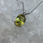 スフェーンのシンプルネックレス～オーバル1.36ct（グリーン系）