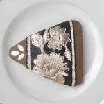 【1/22販売】インド刺繍　三角パッチンピン