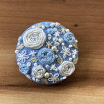 ビーズ刺繍くるみボタン（ヘアゴム/ブローチ）