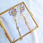 お花レジンと揺れる結び目チャームのピアス/イヤリング