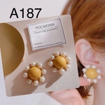 A187…フラワーモチーフ　イヤリング　ピアス　ハンドメイド