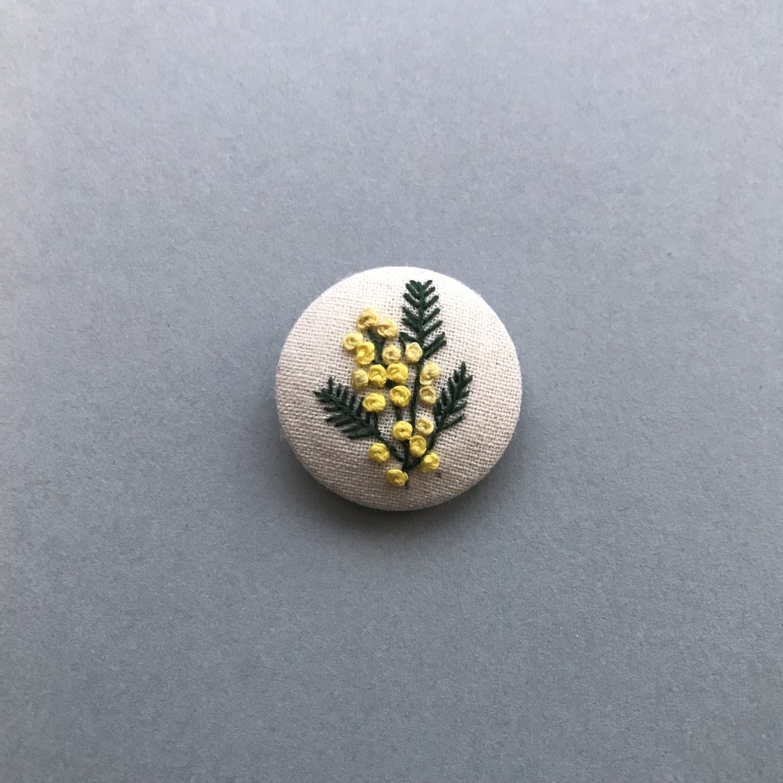 ミモザの刺繍くるみボタンヘアアクセサリー - annyeon洋品店's