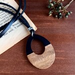 本革紐×ウッドドロップのペンダントネックレス　金属アレルギー対応