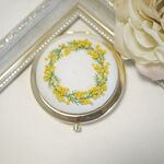 ミモザ刺繍のコンパクトミラー（リース）