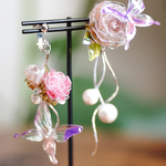 Tenbin様専用【オーダー】ゆらゆら揺れる薔薇と蝶のイヤリング(シルバー)