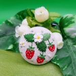 手刺繍ブローチ･ヘアゴム《いちご🍓》くるみボタン