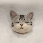 羊毛フェルトの猫ブローチ(おやすみ)