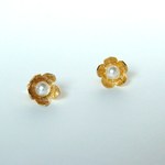 ゴールドのお花と真珠のピアス