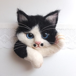 目が光る☆黒ぶち猫ブローチ　羊毛フェルト