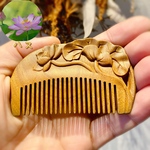 (再販)ミニ 木製 櫛  携帯用 くし ヘアブラシ 檀木 ハス 【桃太郎】お守り 静電気防止 美髪 頭皮マッサージ 男女 プレゼント お祝い 簡単収納 コンパクト 母 誕生日 