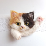 目が光る☆あいさつ三毛猫ブローチ