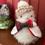 白いカラスのぬいぐるみ、赤