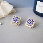 ビーズ刺繍＊シルバーとブルーのもこもこsquareピアス