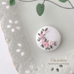 送料込み【オールドローズ・ピンク】ブローチ  ヘアゴム　ストールピン　手刺繍