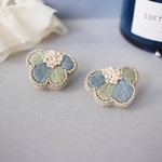 ビーズ刺繍＊ふんわりニュアンスカラーのflowerピアス