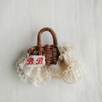 持ち手のバック型ブローチ①