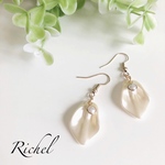 花びらパールチャームピアス／イヤリング